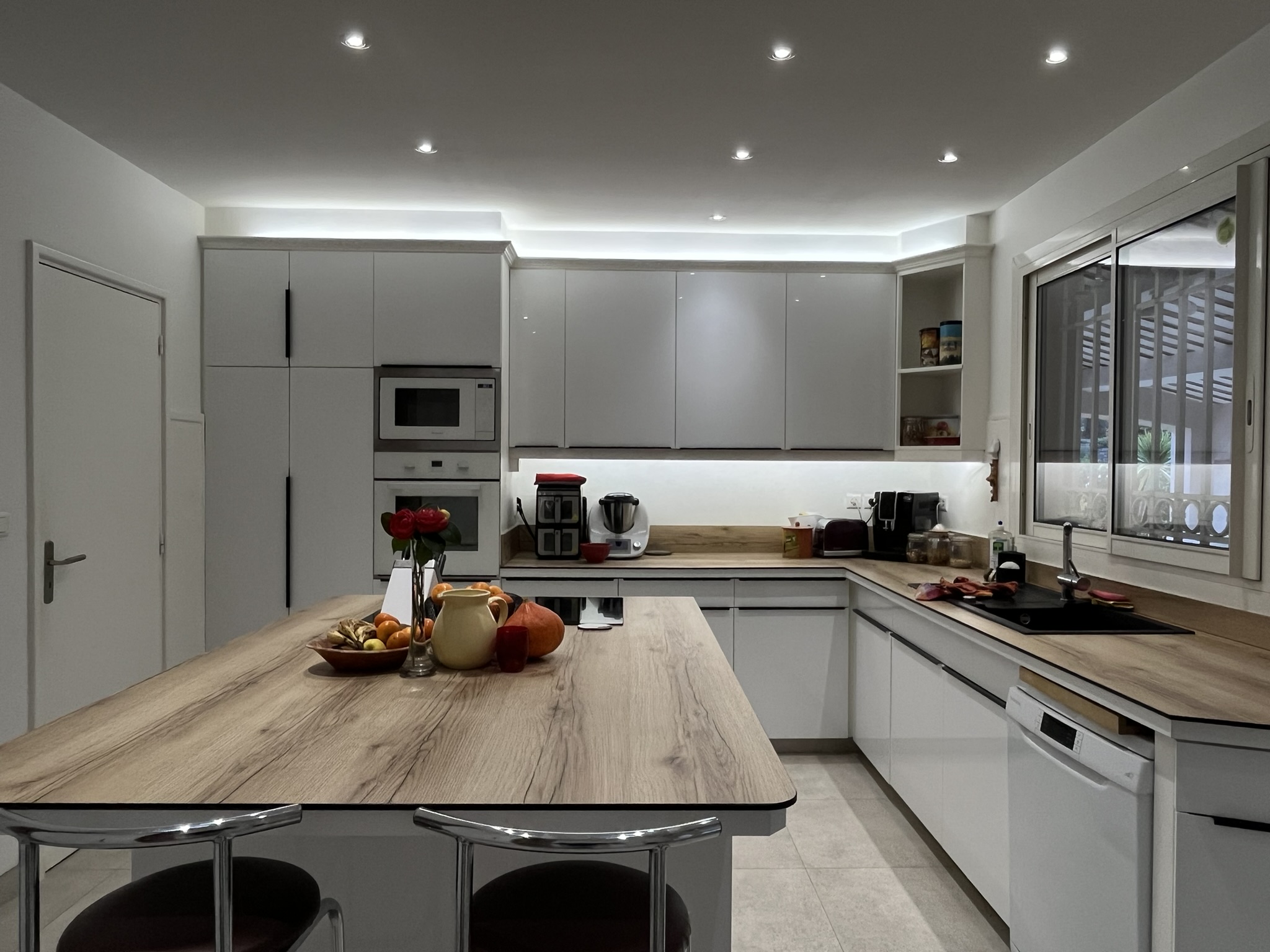 Photo de réalisation d'aménagement intérieur réalisée après travaux d'adaptation d'une cuisine