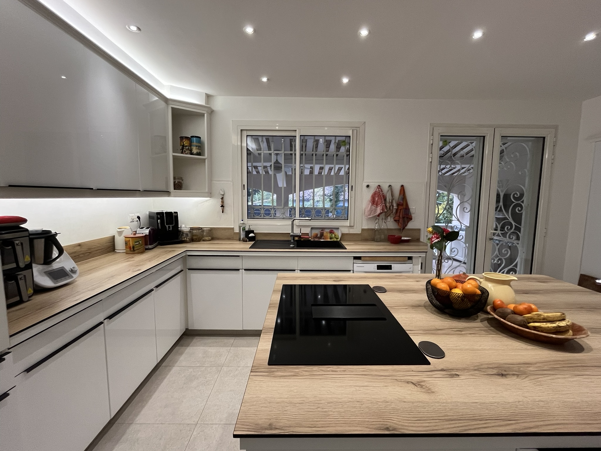 Photo de réalisation d'aménagement intérieur réalisée après travaux d'adaptation d'une cuisine